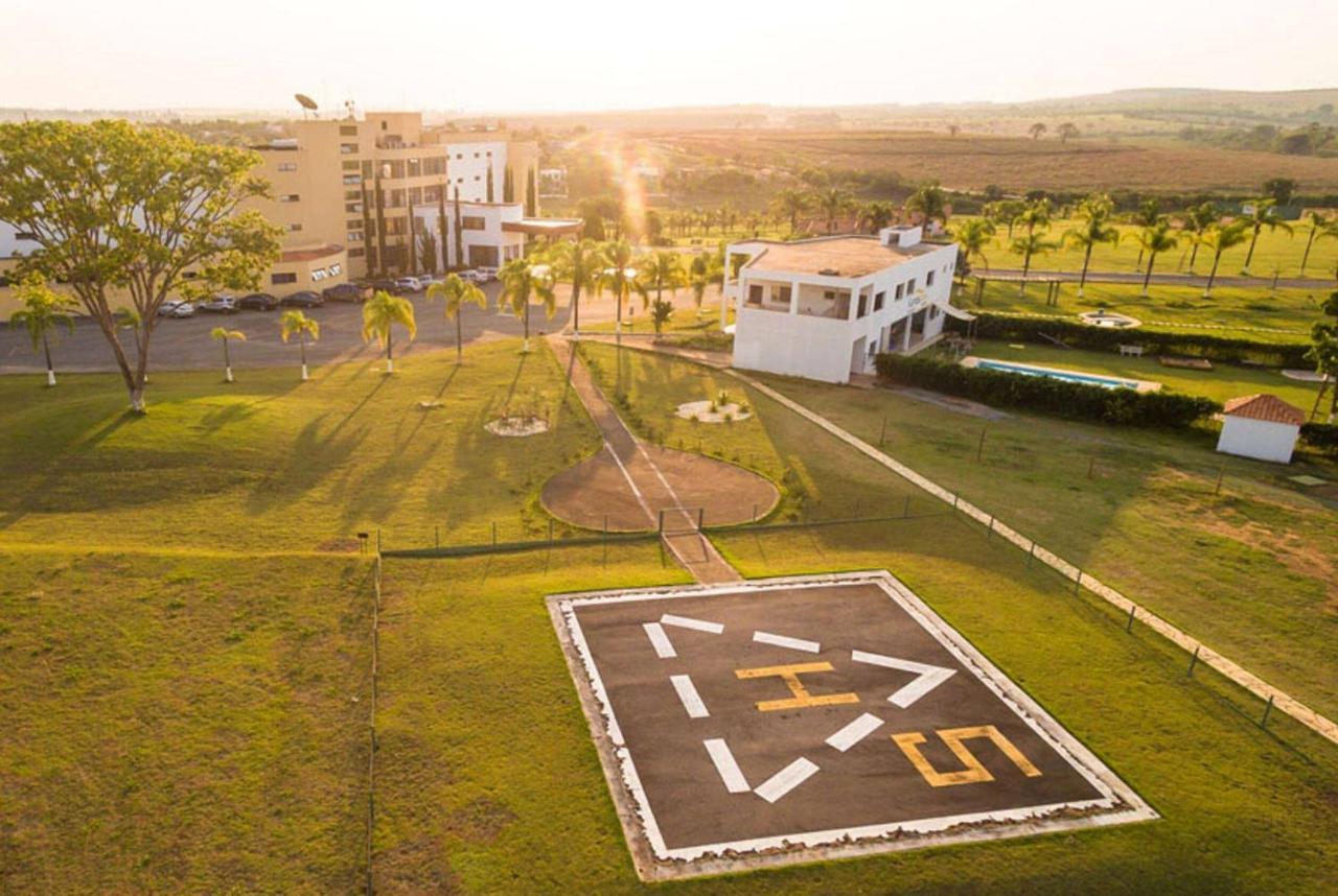Ramada By Wyndham Furnaspark Formiga Ngoại thất bức ảnh